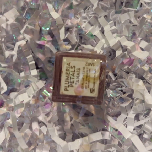 PICK 5 FOR 25 FULL SIZE TANAIS PLUMERIA PETALS💋 LIPGLOSS - Picture 3 of 3